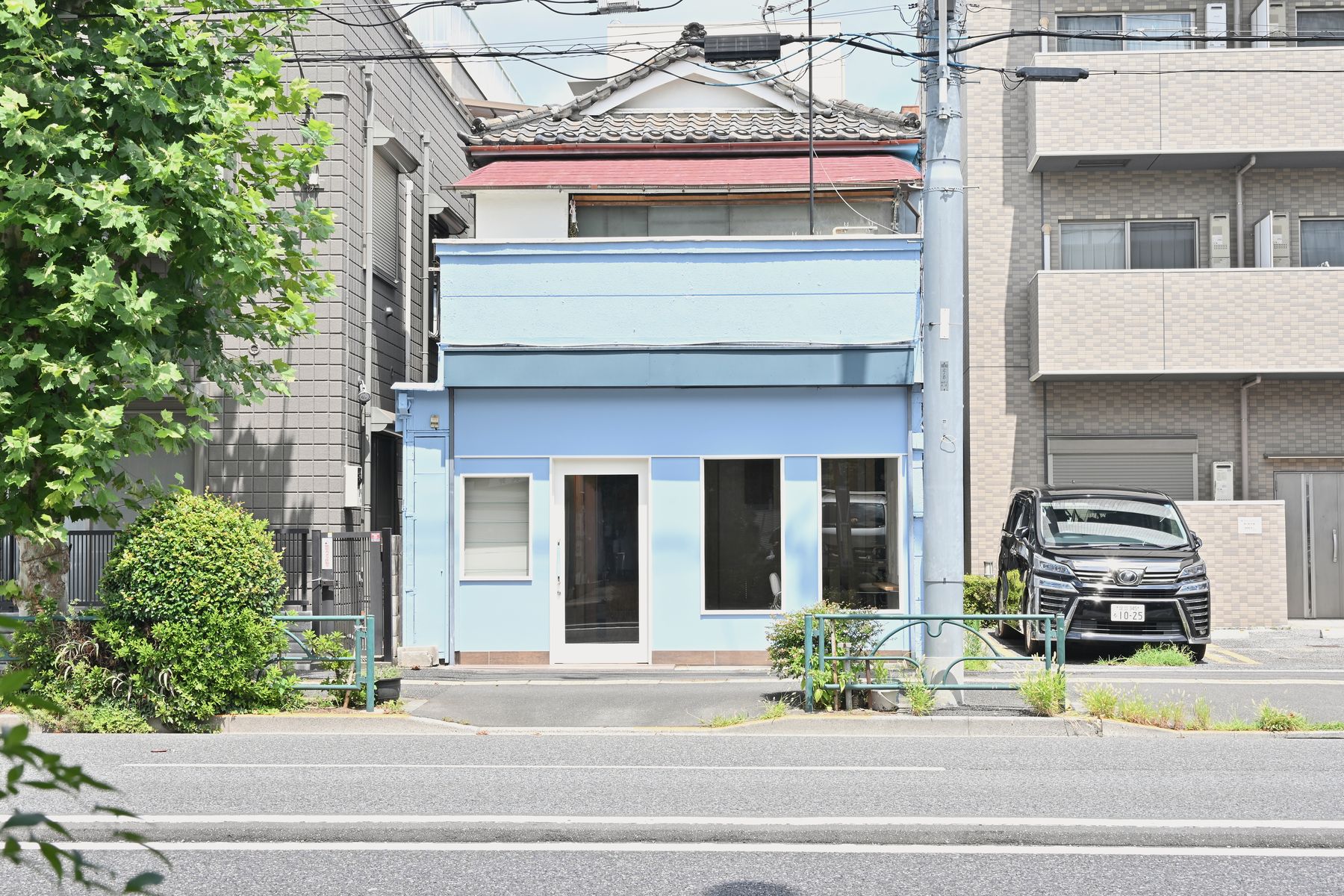 大通りの向かいから見た笑美の外観。水色の建物