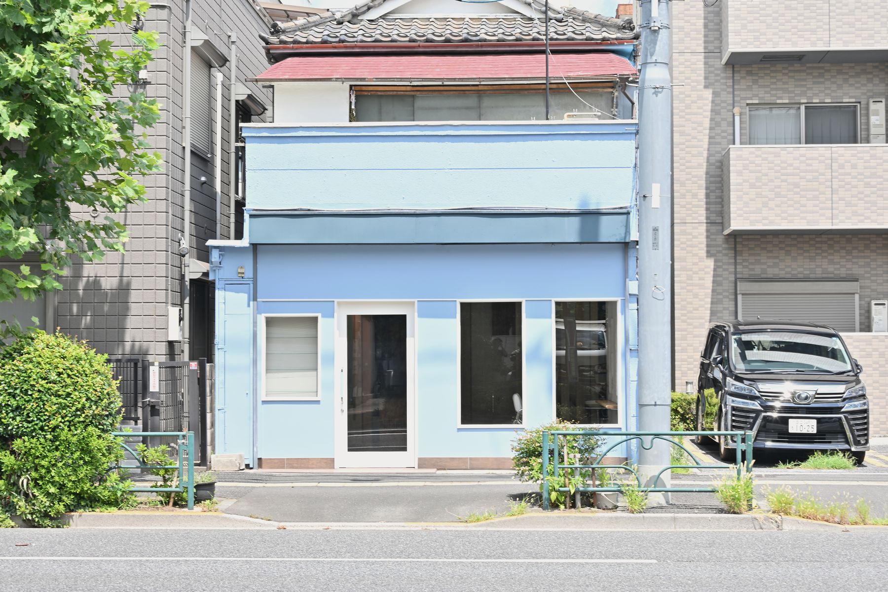 正面から見た笑美の外観。水色の建物
