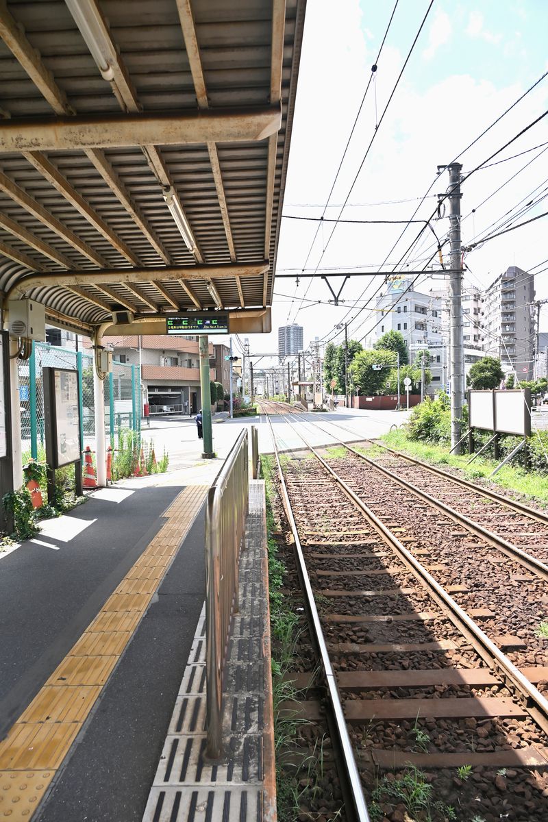 梶原停留場のホームと、線路沿いの道