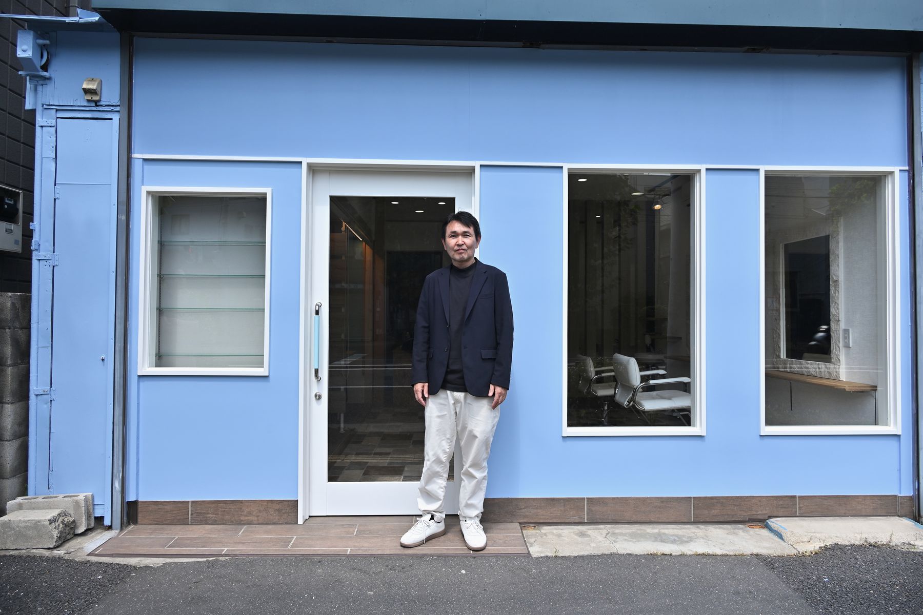 店の入口の前に立つ店主の根本博幸