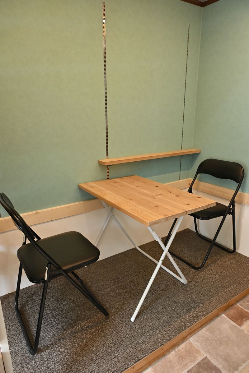 奥の小部屋。机と椅子が置いてある